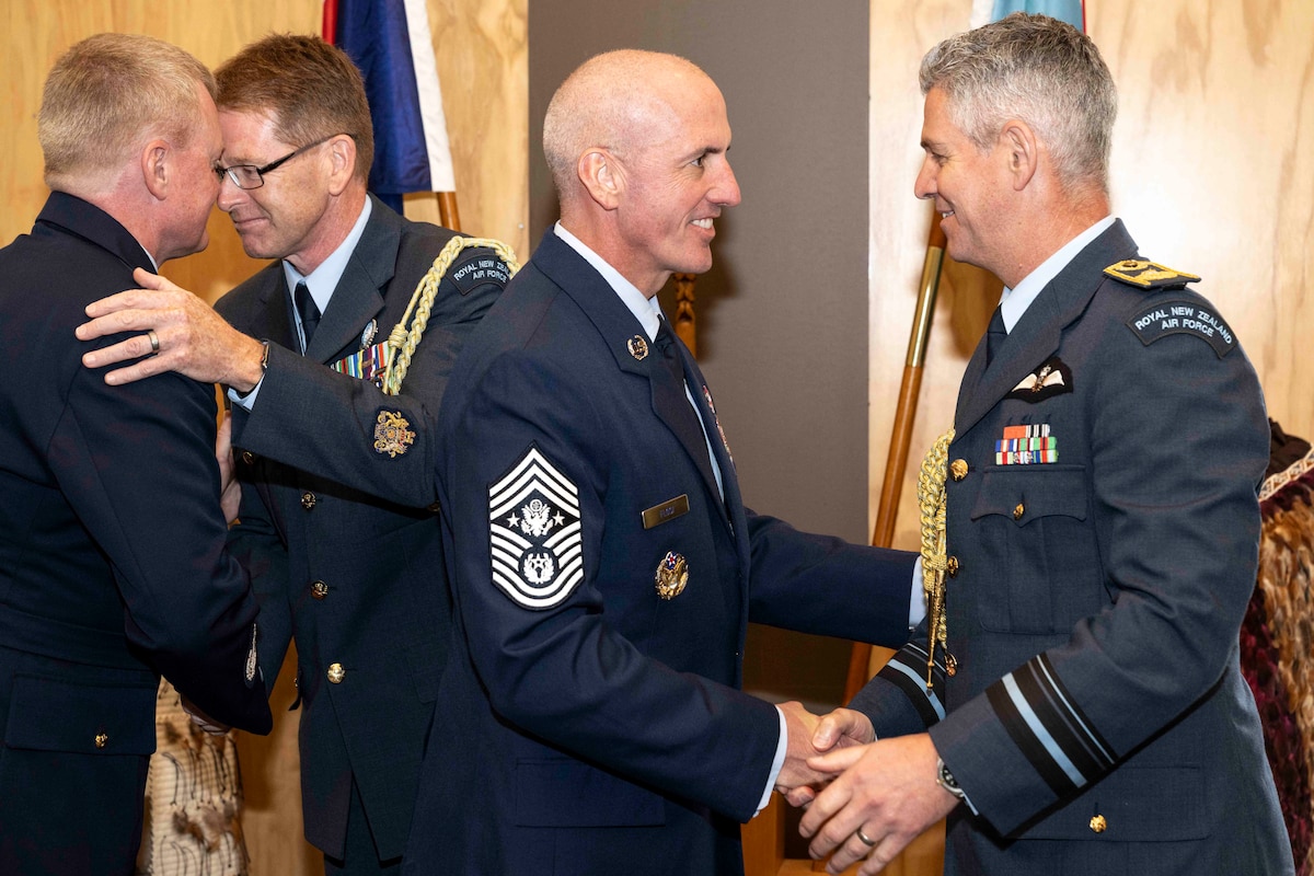 Military members shake hands.